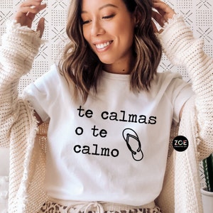 Te Calmas o Te Calmo, Latina Mother&#39;s Day Shirt, Dia De Las Madres, Mexicana, Latina, Funny Mexican Shirt, Funny Chancla Shirt, Madre Shirt