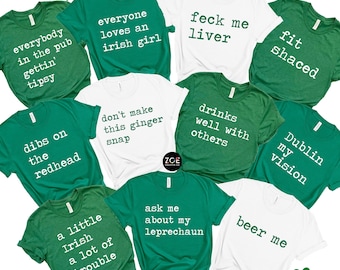 Könnte beinhalten: Zehn grüne und weiße T-Shirts mit verschiedenen Sprüchen zum Thema St. Patrick's Day. Die Sprüche lauten: "everybody in the pub gettin' tipsy", "everyone loves an irish girl", "feck me liver", "fit shaced", "dibs on the redhead", "don't make this ginger snap", "drinks well with others", "Dublin my vision", "a little Irish a lot of trouble", "ask me about my leprechaun" und "beer me".