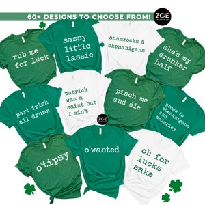 Puede incluir: Una colecci&oacute;n de diez camisetas verdes y blancas con diferentes lemas con tem&aacute;tica del D&iacute;a de San Patricio. Los lemas incluyen "rub me for luck", "sassy little lassie", "shamrocks & shenanigans", "she's my drunker half", "part irish all drunk", "patrick was a saint but I ain't", "pinch me and die", "prone to shenanigans and malarkey", "o'tipsy", "o'wasted" y "oh for lucks sake".