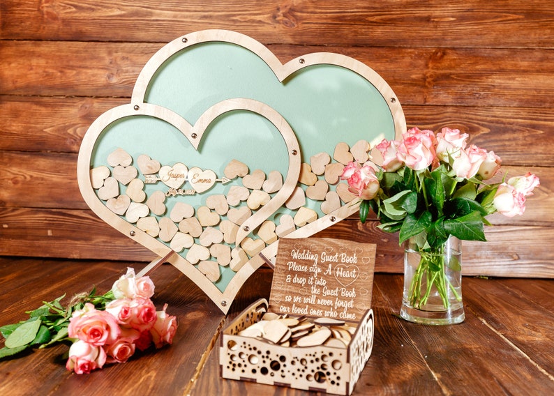 K&ouml;nnte beinhalten: Holz-G&auml;stebuch in Herzform mit einem Schild mit der Aufschrift "Wedding Guest Book Please sign a Heart & drop it into the Guest Book so we will never forget our loved ones who come".