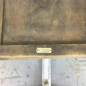 Op de afbeelding: Een houten tafel met een messingplaatje met de tekst "The Zi-Z-Wow Extending Table".