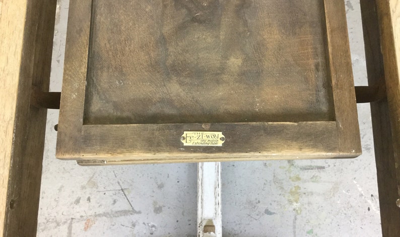 Op de afbeelding: Een houten tafel met een messingplaatje met de tekst "The Zi-Z-Wow Extending Table".