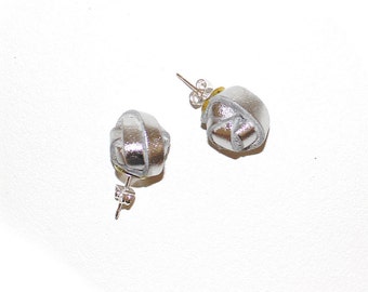 Lobe earrings with silver pearl in leather