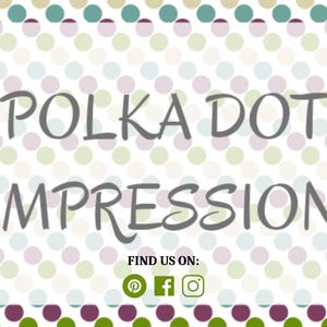 Puede incluir: Un gr&aacute;fico rectangular con un borde de lunares multicolores en tonos verde azulado, verde lima y morado oscuro. El centro contiene el texto POLKA DOT IMPRESSION en gris, seguido del texto FIND US ON y tres iconos de redes sociales.