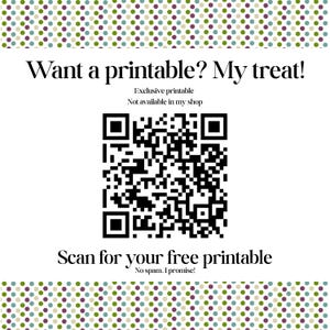 Puede incluir: Un gr&aacute;fico cuadrado blanco con un borde de peque&ntilde;os puntos verdes, morados y azules. El texto dice: Want a printable? My treat! Exclusive printable Not available in my shop. Un c&oacute;digo QR en blanco y negro est&aacute; en el centro. Debajo: Scan for your free printable. No spam. I promise!