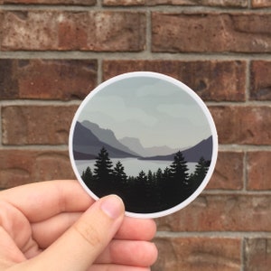 Mountain Landscape Round Sticker 3 inch sticker Waterproof Weatherproof water bottles and laptops Adventure Mountain Sticker Gray Bild 3