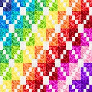 Puede incluir: Un edredón colorido con un diseño de gradiente de arcoíris. El edredón presenta un patrón de cuadrados en tonos de azul, verde, amarillo, naranja, rojo, rosa y morado, separados por cuadrados blancos. El diseño general es un patrón diagonal.