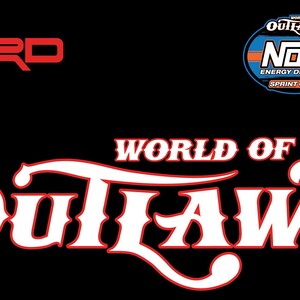 Pode incluir: Fundo preto com o logotipo TRD vermelho e um logotipo World of Outlaws em branco com contorno vermelho. A imagem tamb&eacute;m apresenta um logotipo NOS Energy Drink e as palavras "Sprint Cars".