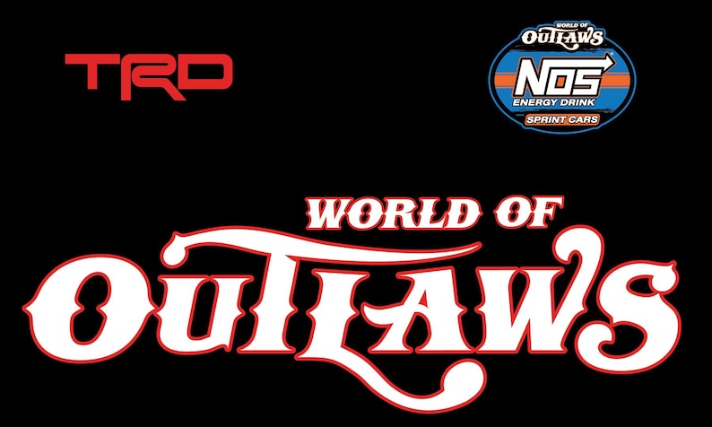 Pode incluir: Fundo preto com o logotipo TRD vermelho e um logotipo World of Outlaws em branco com contorno vermelho. A imagem tamb&eacute;m apresenta um logotipo NOS Energy Drink e as palavras "Sprint Cars".