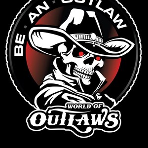 Pode incluir: Gr&aacute;fico preto com uma caveira usando um chap&eacute;u de cowboy, rodeada pelas palavras "BE AN. OUTLAW". Abaixo da caveira est&atilde;o as palavras "WORLD OF OUTLAWS", com "DIRTVision" na parte inferior da imagem.