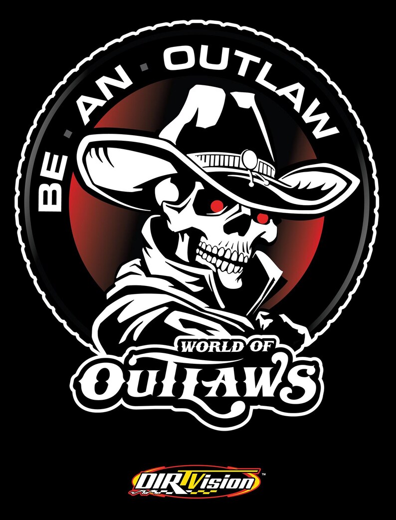 Pode incluir: Gr&aacute;fico preto com uma caveira usando um chap&eacute;u de cowboy, rodeada pelas palavras "BE AN. OUTLAW". Abaixo da caveira est&atilde;o as palavras "WORLD OF OUTLAWS", com "DIRTVision" na parte inferior da imagem.