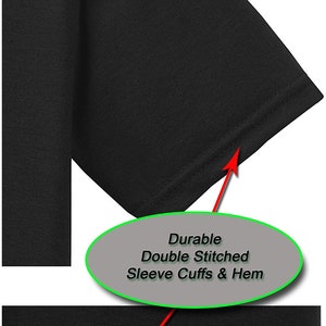 Pode incluir: Close-up de uma camiseta preta com punhos e bainha de costura dupla. As costuras s&atilde;o vis&iacute;veis e adicionam durabilidade &agrave; pe&ccedil;a de roupa.