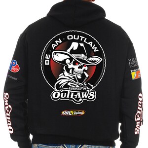 Pode incluir: Moletom preto com caveira usando chap&eacute;u de cowboy e o texto "BE AN OUTLAW" e "WORLD OF OUTLAWS". As mangas t&ecirc;m a inscri&ccedil;&atilde;o "OUTLAWS". Logotipos de corrida tamb&eacute;m s&atilde;o vis&iacute;veis.