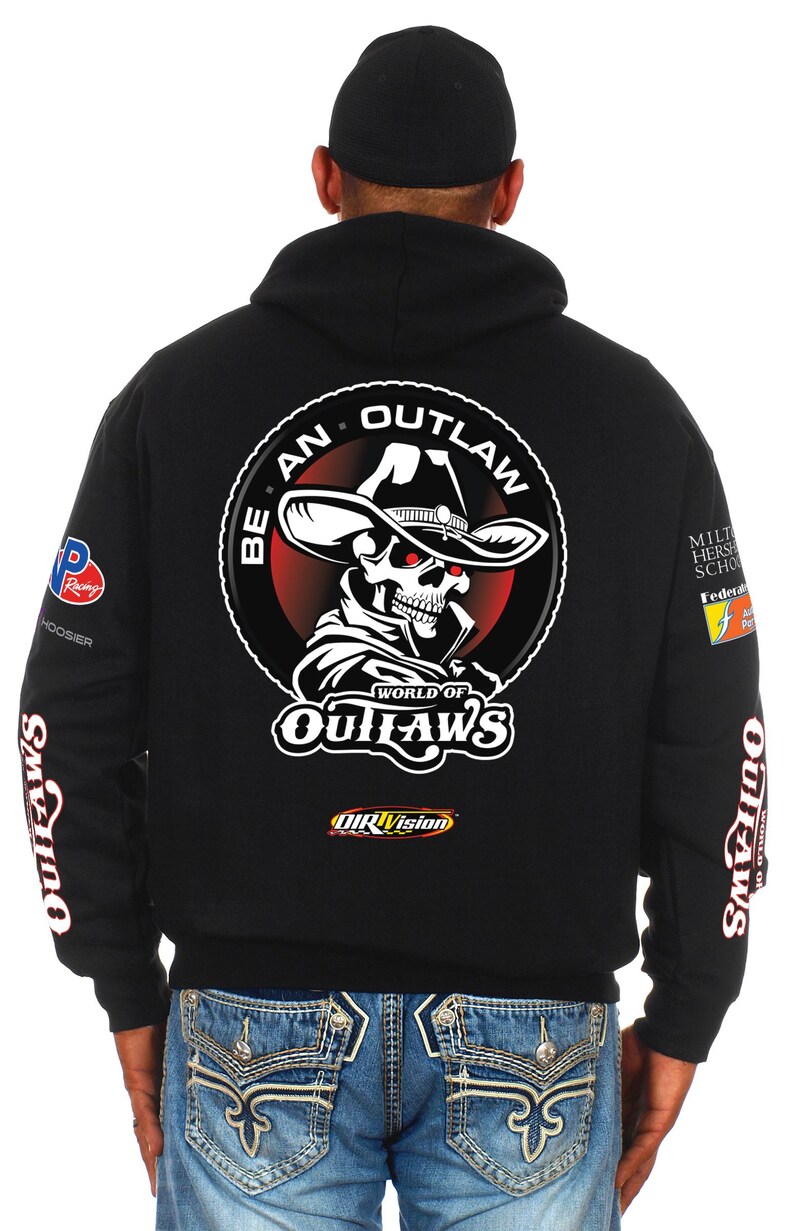 Pode incluir: Moletom preto com caveira usando chap&eacute;u de cowboy e o texto "BE AN OUTLAW" e "WORLD OF OUTLAWS". As mangas t&ecirc;m a inscri&ccedil;&atilde;o "OUTLAWS". Logotipos de corrida tamb&eacute;m s&atilde;o vis&iacute;veis.