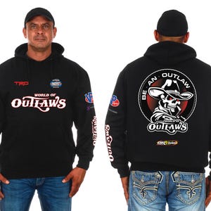 Pode incluir: Moletom preto com capuz com a inscri&ccedil;&atilde;o "World of Outlaws" em branco e vermelho. A parte de tr&aacute;s apresenta uma caveira usando um chap&eacute;u de cowboy com as palavras "Be an Outlaw". O moletom tem v&aacute;rios logotipos de patrocinadores nas mangas.