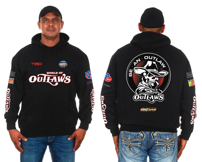 Pode incluir: Moletom preto com capuz com a inscri&ccedil;&atilde;o "World of Outlaws" em branco e vermelho. A parte de tr&aacute;s apresenta uma caveira usando um chap&eacute;u de cowboy com as palavras "Be an Outlaw". O moletom tem v&aacute;rios logotipos de patrocinadores nas mangas.