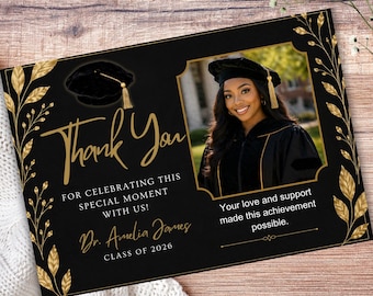 Tarjeta de agradecimiento con foto de graduación de doctorado, plantilla imprimible de Canva en negro y dorado para doctorado, tamaño 3.5x5.