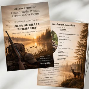 Pode incluir: Um conjunto de programas funerários com uma cena de lago ao pôr do sol, um rifle, uma mochila e um boné. O texto diz Celebration of Gone from the Woods, Forever in Our Hearts, In Loving Memory of John Michael Thompson, 1 de janeiro de 1945.