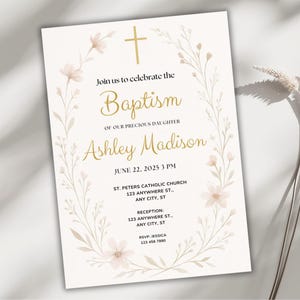 Convite para Batismo com Flores Silvestres, Modelo de Cartão com Arco Floral Neutro no Canva, Convite Editável para Batismo de Bebê, Convite para Cerimônia Minimalista