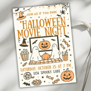 Op de afbeelding: Uitnodiging voor een Halloween Movie Night met oranje tekst en illustraties op een crèmekleurige achtergrond. Het ontwerp bevat een heksenhoed, vleermuizen, pompoenen, geesten en snoep. De tekst luidt "Join us if you dare" en "Saturday, October 25 at 7 PM, 1234 Spooky Lane."