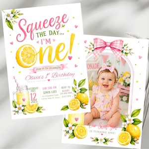 Könnte beinhalten: Eine Geburtstagseinladungskarte mit Aquarell-Zitronen, rosa Herzen und weißen Blumen. Der Text lautet Squeeze the day... I'm one! Olivia's 1st Birthday. Eine zweite Karte zeigt ein Kind in einem Outfit mit Zitronenmuster und rosa Schleife.