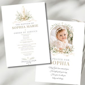 Op de afbeelding: Twee witte doopprogrammakaarten met een aquarelkaars, groen blad en een crèmekleurig lint. Eén kaart toont de tekst The Baptism of Sophia Marie en de liturgie, de andere kaart bevat een foto van een baby en een gebed.
