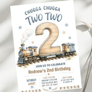Könnte beinhalten: Eine Geburtstagseinladungskarte mit einer Aquarell-Zugillustration, einer großen hölzernen Zwei, blauem Text CHUGGA CHUGGA TWO TWO und Veranstaltungsdetails für Andrews 2. Geburtstag am Samstag, den 25. August, von 16:00 bis 19:00 Uhr in Andrew's Station.