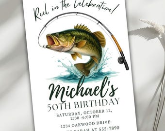 Puede incluir: Tarjeta de invitación blanca con una ilustración en acuarela de un róbalo saltando fuera del agua, con una caña de pescar encima. El texto dice "Reel in the Celebration!" y "Michael's 50th Birthday". Incluye fecha, hora, dirección e información RSVP.