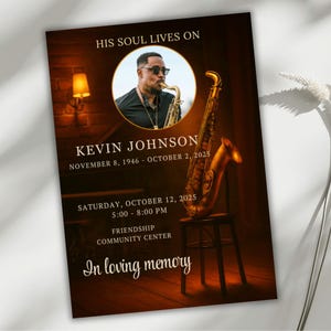 Könnte beinhalten: Eine Gedenkanzeige mit einem Foto eines Mannes, der Saxophon spielt. Der Text lautet "His Soul Lives On", "Kevin Johnson" und Details der Gedenkfeier. Ein Saxophon liegt auf einem Stuhl.