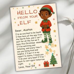 Może przedstawiać: Świąteczna kartka z napisem "HELLO FROM YOUR ELF" w kolorze czerwonym. Po prawej stronie znajduje się ilustracja elfa w czerwonym i zielonym stroju. Karta zawiera odręczną wiadomość do "Austen" z świątecznymi ilustracjami.
