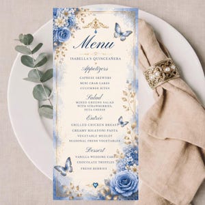 Peut inclure: Une carte de menu avec un design floral bleu et doré, avec des papillons et le mot "Menu". Le menu comprend des entrées, une salade, un plat principal et des desserts. Le texte indique "Isabella's Quinceañera".