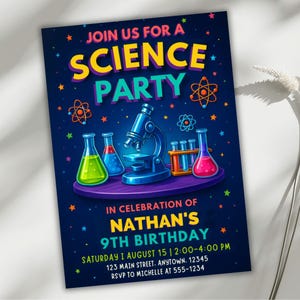 Pode incluir: Convite para uma festa científica com fundo azul escuro. O convite apresenta um microscópio, béqueres e o texto "JOIN US FOR A SCIENCE PARTY". Também inclui o texto "IN CELEBRATION OF NATHAN'S 9TH BIRTHDAY".