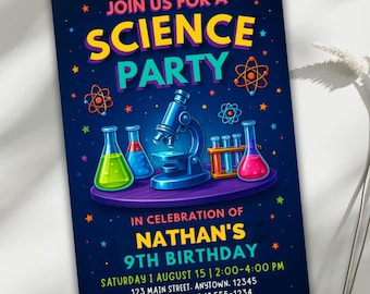 Może przedstawiać: Zaproszenie na przyjęcie naukowe z ciemnoniebieskim tłem. Zaproszenie zawiera mikroskop, zlewki i tekst "JOIN US FOR A SCIENCE PARTY". Zawiera również tekst "IN CELEBRATION OF NATHAN'S 9TH BIRTHDAY".