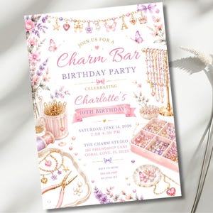 Peut inclure: Une invitation pour le 10e anniversaire de Charlotte au Charm Studio. Le design présente des illustrations à l'aquarelle de bijoux, breloques, fleurs et papillons dans des tons roses et violets, avec le texte détaillant la date, l'heure et le lieu.