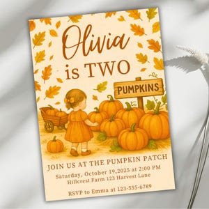 Op de afbeelding: Een uitnodigingskaart voor een verjaardag met een pompoenveldthema. De kaart toont de tekst "Olivia is TWO" in bruin script. Een jong meisje in een oranje jurk staat bij pompoenen. De woorden "PUMPKINS" en "JOIN US AT THE PUMPKIN PATCH" zijn zichtbaar.