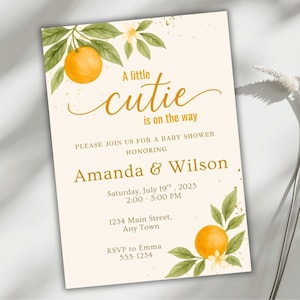 Invitación para baby shower "Una pequeña belleza está en camino", plantilla Canva con temática naranja, invitación editable con temática de frutas para bebé, descarga digital imprimible