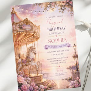 Può includere: Un invito di compleanno con un carosello, un cavallo bianco, accenti floreali rosa e viola e luci a corda. Il testo recita: Please join us for a magical birthday celebration, Sophia is turning six, June 21, 2026.