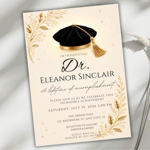 Peut inclure: Une carte d'invitation de remise de diplôme avec un bonnet doctoral noir et un pompon doré. La carte contient le texte : INTRODUCING Dr. ELEANOR SINCLAIR A lifetime of accomplishment. PLEASE JOIN US AS WE CELEBRATE THIS INCREDIBLE ACHIEVEMENT.