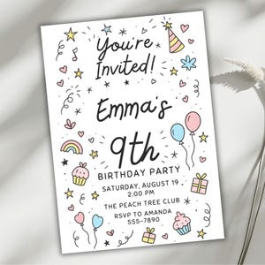 Puede incluir: Una tarjeta de invitación blanca para una fiesta de cumpleaños con el texto "You're Invited!" y "Emma's 9th Birthday Party". La tarjeta presenta ilustraciones coloridas de estrellas, corazones, globos, cupcakes y un arcoíris. También se incluye la fecha, la hora y la información de RSVP.