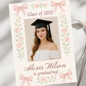 Faire-part de remise des diplômes coquette 2025, invitation à une fête florale avec noeud rose, modèle de carte de diplôme modifiable sur toile, élégant recto et verso