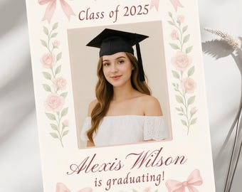 Coquette afstuderen uitnodiging 2025, roze strik bloemen feestuitnodiging, bewerkbare canvas sjabloon Grad Card, elegante voor- en achterkant Evite