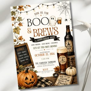 Può includere: Un invito per una festa di Halloween con il testo BOO & BREWS, un fantasma con un boccale di birra, una bottiglia di birra con etichetta Witches Brew, un bicchiere di birra, una zucca, una lavagna, foglie autunnali e luci decorative.