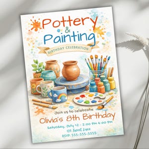Könnte beinhalten: Aquarell-Einladung für eine Geburtstagsfeier zum Thema Töpfern und Malen. Das Design zeigt Töpferwaren, Pinsel, Farbe und eine Palette. Der Text enthält "Pottery & Painting" und Party-Details.