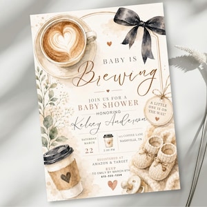Può includere: Un invito per baby shower con una tazza di caffè ad acquerello con latte art a forma di cuore, un fiocco nero e scarpine da neonato. Il testo recita: Baby is Brewing, Join us for a baby shower honoring Kelsey Anderson, Saturday March 22.