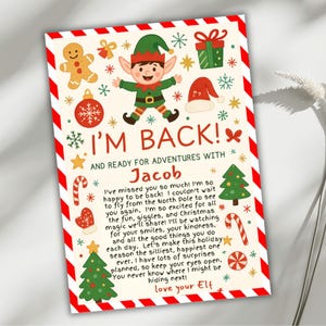 Può includere: Un biglietto di Natale festivo con un bordo a righe rosse e bianche. Il biglietto presenta un'illustrazione di un elfo, il testo "I'M BACK!" e un messaggio personalizzato. Elementi decorativi: omino di pan di zenzero, bastoncini di zucchero e un albero di Natale.