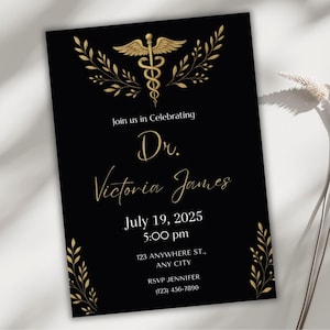 Plantilla de invitación de graduación de medicina, invitación negra y dorada para fiesta de graduación de medicina, elegante tarjeta de Canva para médicos, descarga editable