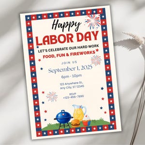 Könnte beinhalten: Eine Einladung zum Tag der Arbeit mit einem rot-weiß-blauen Thema. Der Text lautet "Happy Labor Day" und enthält Details für eine Feier mit Essen, Spaß und Feuerwerk. Die Einladung zeigt einen Grill, Limonade und einen Cupcake.