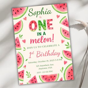 Invitación de cumpleaños "One in a Melon", plantilla de sandía para primer cumpleaños, invitación editable para fiesta de verano en Canva, tarjeta imprimible para primer cumpleaños