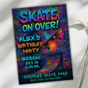 Puede incluir: Una vibrante invitación para la fiesta de cumpleaños de Alex, con un diseño de monopatín y rampa. El texto "SKATE ON OVER!" se muestra en un estilo graffiti colorido, junto con los detalles de la fiesta: sábado 20 de julio, 3:00 PM, en Parkside Skate Park.