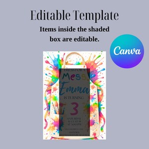 Puede incluir: Una plantilla de invitaci&oacute;n con un dise&ntilde;o de salpicaduras de pintura de acuarela. La invitaci&oacute;n presenta un delantal blanco con pinceles en el bolsillo. El texto incluye "Dress for a Mess Emma is turning 3". El logotipo de Canva est&aacute; en la esquina superior derecha.